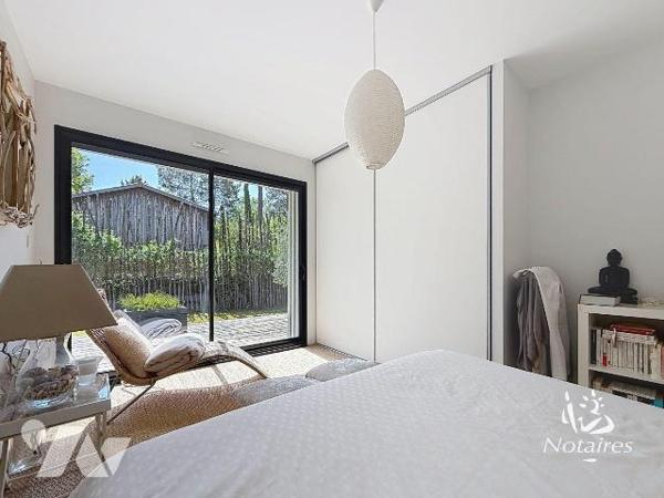 Maison contemporaine de 2014 située à Lège-Cap-Ferret, secteur Lège-Bourg, dans un environnemen...