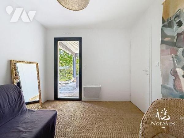 Maison contemporaine de 2014 située à Lège-Cap-Ferret, secteur Lège-Bourg, dans un environnemen...