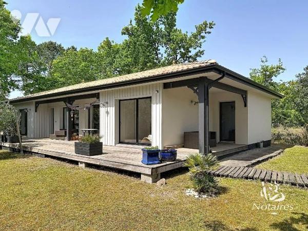 Maison contemporaine de 2014 située à Lège-Cap-Ferret, secteur Lège-Bourg, dans un environnemen...