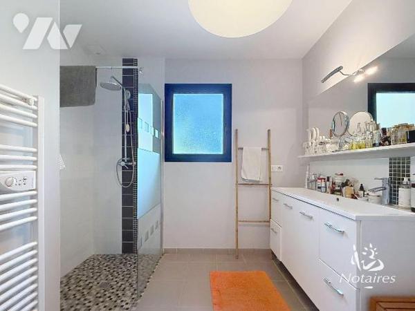 Maison contemporaine de 2014 située à Lège-Cap-Ferret, secteur Lège-Bourg, dans un environnemen...