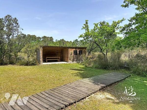 Maison contemporaine de 2014 située à Lège-Cap-Ferret, secteur Lège-Bourg, dans un environnemen...