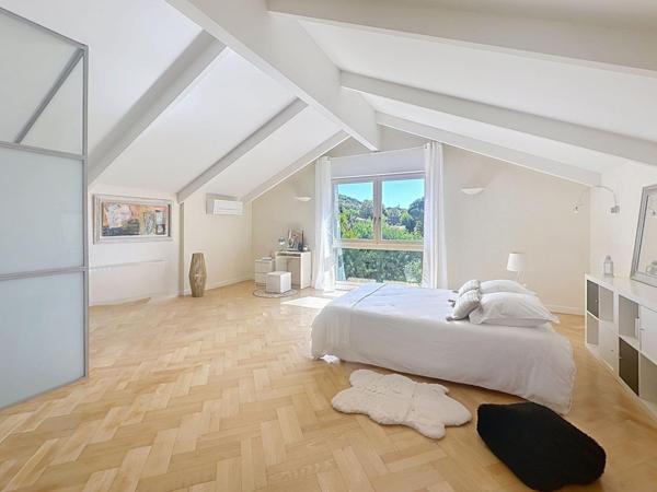 Superbe propriété de 271 m2 habitable ,salle de cinéma équipée  , proche du centre de Cahors