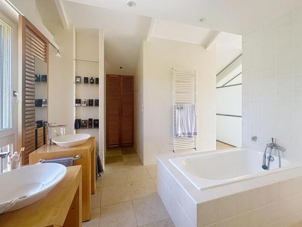 Superbe propriété de 271 m2 habitable ,salle de cinéma équipée  , proche du centre de Cahors