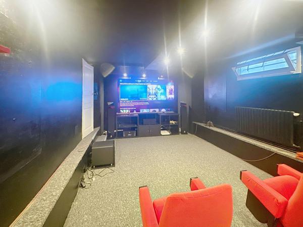 Superbe propriété de 271 m2 habitable ,salle de cinéma équipée  , proche du centre de Cahors