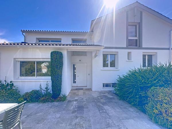 Superbe propriété de 271 m2 habitable ,salle de cinéma équipée  , proche du centre de Cahors