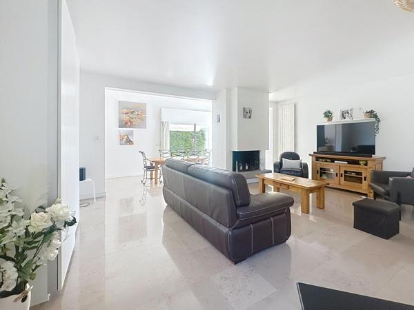 Superbe propriété de 271 m2 habitable ,salle de cinéma équipée  , proche du centre de Cahors