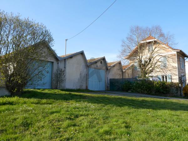 Ancienne usine de tissage avec habitation et terrain constructible