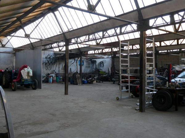 Ancienne usine de tissage avec habitation et terrain constructible