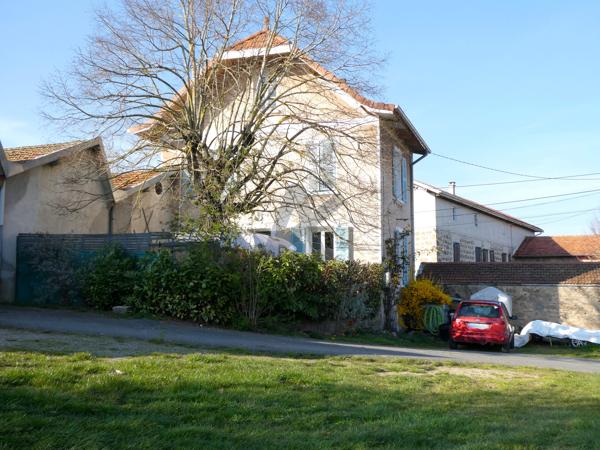 Ancienne usine de tissage avec habitation et terrain constructible