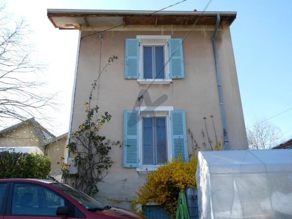 Ancienne usine de tissage avec habitation et terrain constructible