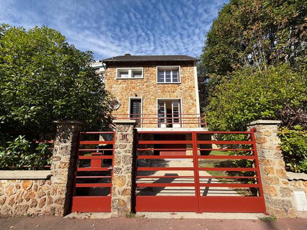 "Vélizy Mairie" Jolie maison individuelle de 4 pièces 92,46 m² rénovée avec garage, cave et jardins ! Loyer 2 650 €/mois **  - Référence  28542