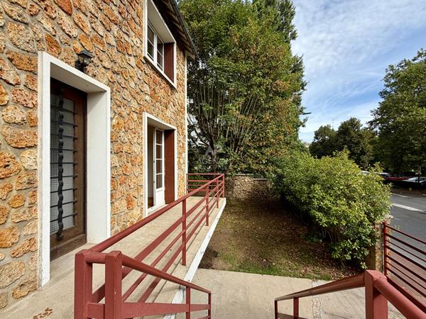 "Vélizy Mairie" Jolie maison individuelle de 4 pièces 92,46 m² rénovée avec garage, cave et jardins ! Loyer 2 650 €/mois **  - Référence  28542