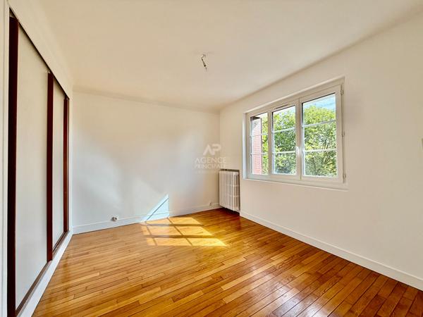 "Vélizy Mairie" Jolie maison individuelle de 4 pièces 92,46 m² rénovée avec garage, cave et jardins ! Loyer 2 650 €/mois **  - Référence  28542