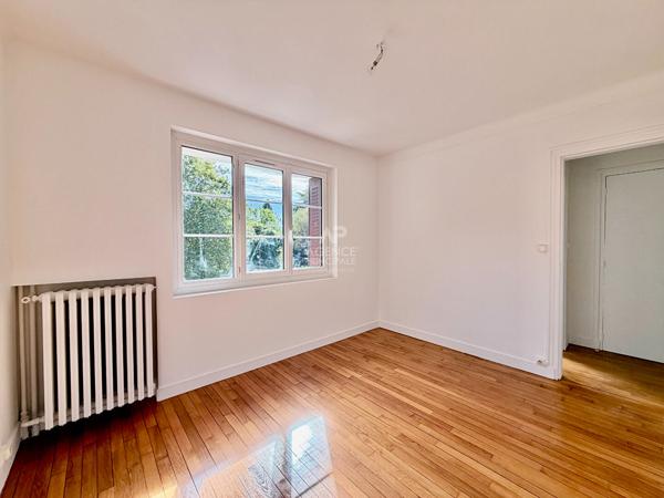 "Vélizy Mairie" Jolie maison individuelle de 4 pièces 92,46 m² rénovée avec garage, cave et jardins ! Loyer 2 650 €/mois **  - Référence  28542
