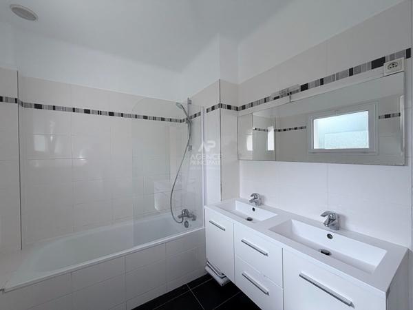 "Vélizy Mairie" Jolie maison individuelle de 4 pièces 92,46 m² rénovée avec garage, cave et jardins ! Loyer 2 650 €/mois **  - Référence  28542