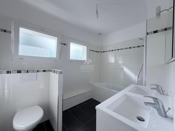 "Vélizy Mairie" Jolie maison individuelle de 4 pièces 92,46 m² rénovée avec garage, cave et jardins ! Loyer 2 650 €/mois **  - Référence  28542