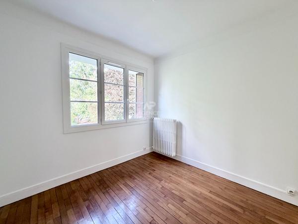 "Vélizy Mairie" Jolie maison individuelle de 4 pièces 92,46 m² rénovée avec garage, cave et jardins ! Loyer 2 650 €/mois **  - Référence  28542