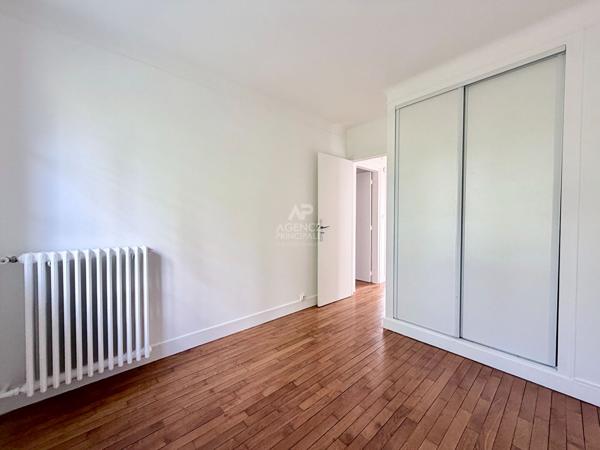 "Vélizy Mairie" Jolie maison individuelle de 4 pièces 92,46 m² rénovée avec garage, cave et jardins ! Loyer 2 650 €/mois **  - Référence  28542