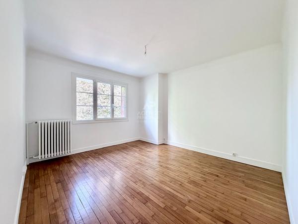 "Vélizy Mairie" Jolie maison individuelle de 4 pièces 92,46 m² rénovée avec garage, cave et jardins ! Loyer 2 650 €/mois **  - Référence  28542