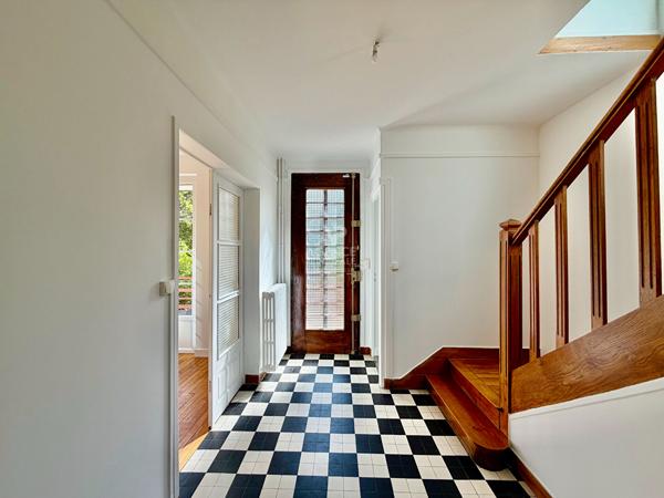 "Vélizy Mairie" Jolie maison individuelle de 4 pièces 92,46 m² rénovée avec garage, cave et jardins ! Loyer 2 650 €/mois **  - Référence  28542