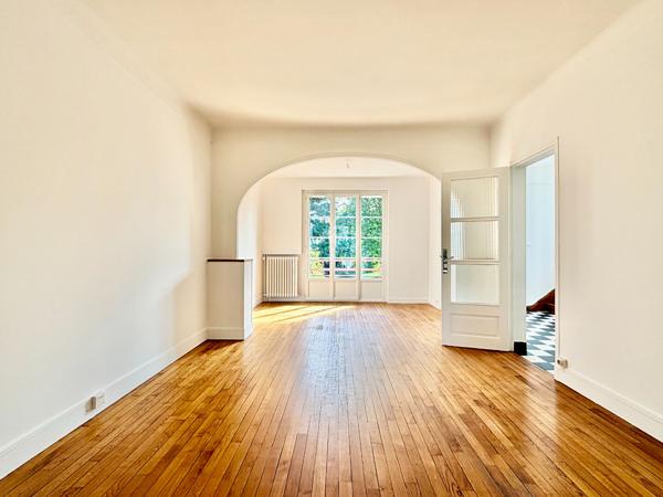 "Vélizy Mairie" Jolie maison individuelle de 4 pièces 92,46 m² rénovée avec garage, cave et jardins ! Loyer 2 650 €/mois **  - Référence  28542