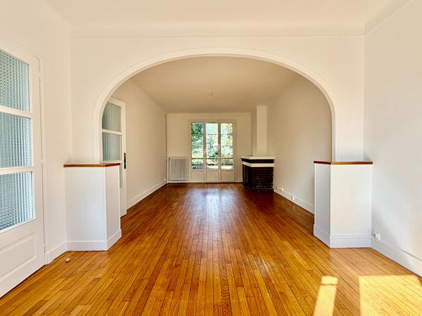 "Vélizy Mairie" Jolie maison individuelle de 4 pièces 92,46 m² rénovée avec garage, cave et jardins ! Loyer 2 650 €/mois **  - Référence  28542