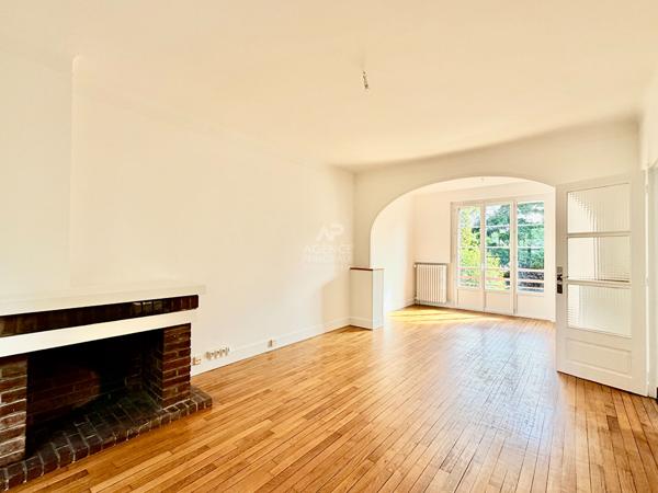"Vélizy Mairie" Jolie maison individuelle de 4 pièces 92,46 m² rénovée avec garage, cave et jardins ! Loyer 2 650 €/mois **  - Référence  28542