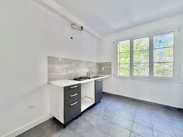 "Vélizy Mairie" Jolie maison individuelle de 4 pièces 92,46 m² rénovée avec garage, cave et jardins ! Loyer 2 650 €/mois **  - Référence  28542