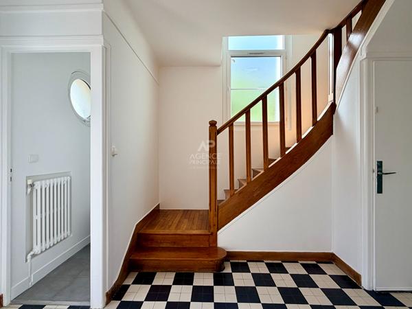 "Vélizy Mairie" Jolie maison individuelle de 4 pièces 92,46 m² rénovée avec garage, cave et jardins ! Loyer 2 650 €/mois **  - Référence  28542