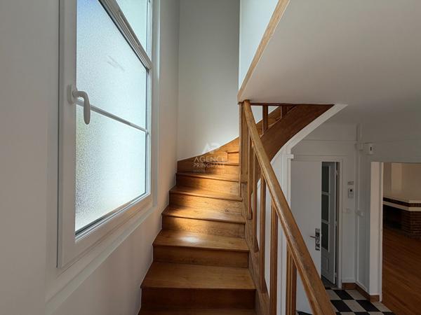 "Vélizy Mairie" Jolie maison individuelle de 4 pièces 92,46 m² rénovée avec garage, cave et jardins ! Loyer 2 650 €/mois **  - Référence  28542