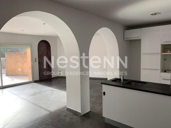 CARCASSONNE immeuble mixte avec local commercial libre et habitation T3 louée avec terrasse piscine