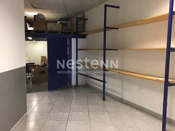 CARCASSONNE immeuble mixte avec local commercial libre et habitation T3 louée avec terrasse piscine