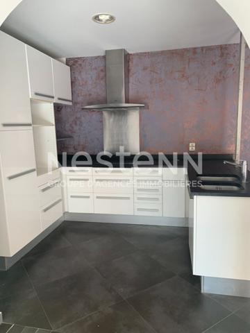 CARCASSONNE immeuble mixte avec local commercial libre et habitation T3 louée avec terrasse piscine