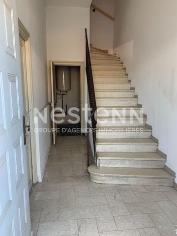 CARCASSONNE immeuble mixte avec local commercial libre et habitation T3 louée avec terrasse piscine