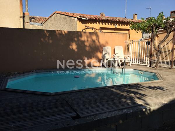 CARCASSONNE immeuble mixte avec local commercial libre et habitation T3 louée avec terrasse piscine
