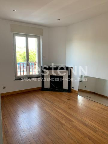 CARCASSONNE immeuble mixte avec local commercial libre et habitation T3 louée avec terrasse piscine