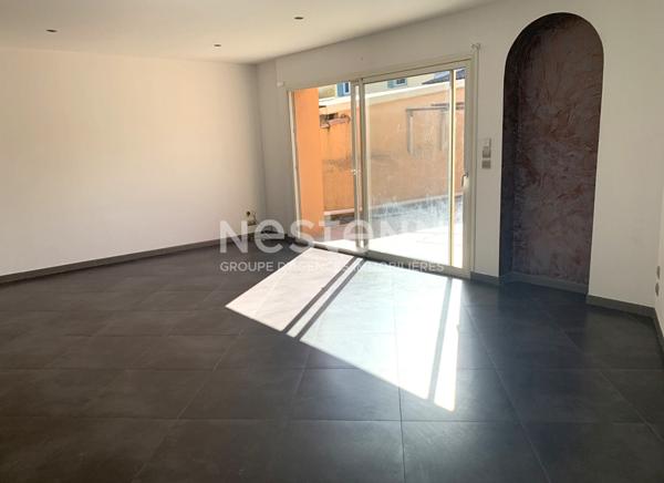 CARCASSONNE immeuble mixte avec local commercial libre et habitation T3 louée avec terrasse piscine