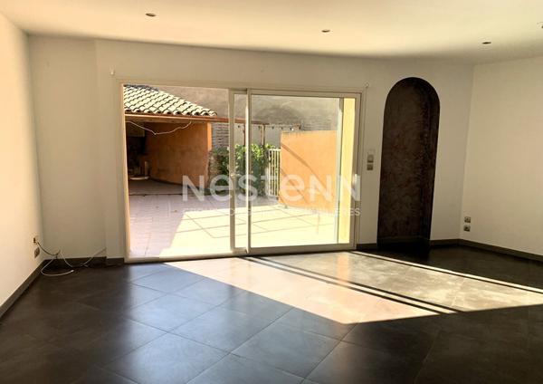 CARCASSONNE immeuble mixte avec local commercial libre et habitation T3 louée avec terrasse piscine