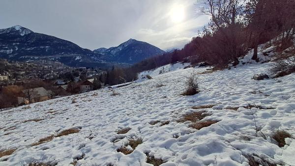 Grand terrain constructible Et viabilisé  Briançon expo sud