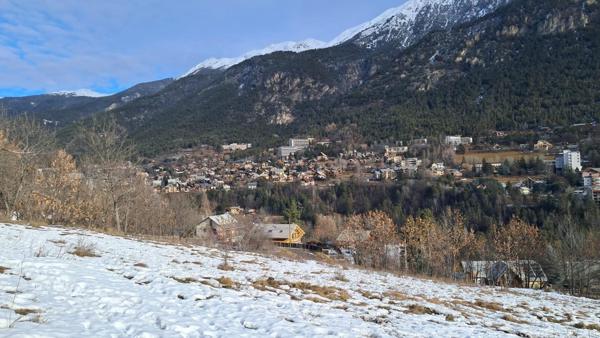 Grand terrain constructible Et viabilisé  Briançon expo sud