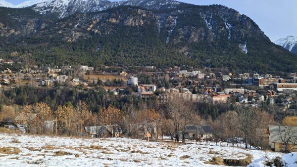 Grand terrain constructible Et viabilisé  Briançon expo sud
