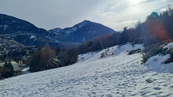 Grand terrain constructible Et viabilisé  Briançon expo sud
