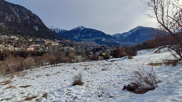 Grand terrain constructible Et viabilisé  Briançon expo sud