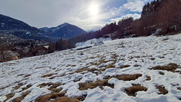 Grand terrain constructible Et viabilisé  Briançon expo sud