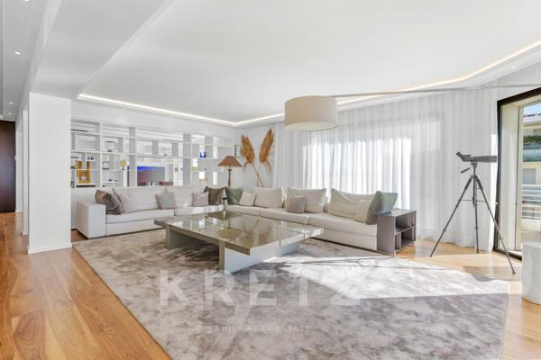 Cannes Croisette – Appartement d’exception, 5 pièces avec terrasse panoramique face à la mer