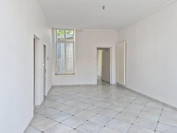 Location                                                      Appartement
                        
                     3 pièces                      86 m2                     à Laon