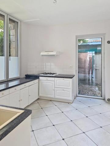 Location                                                      Appartement
                        
                     3 pièces                      86 m2                     à Laon