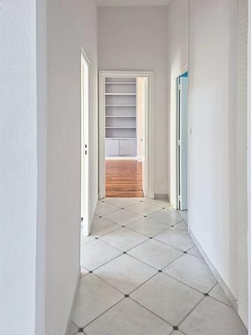 Location                                                      Appartement
                        
                     3 pièces                      86 m2                     à Laon