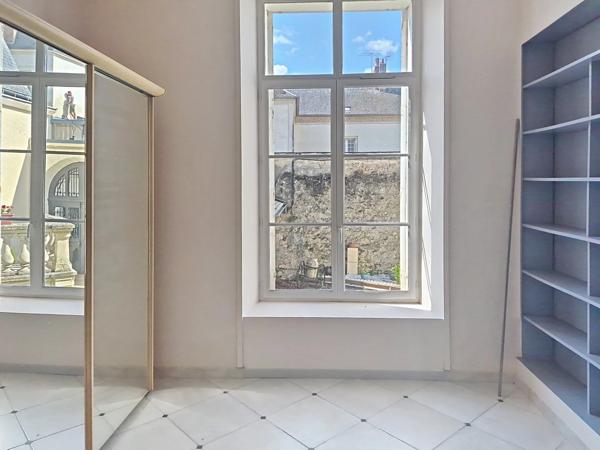 Location                                                      Appartement
                        
                     3 pièces                      86 m2                     à Laon