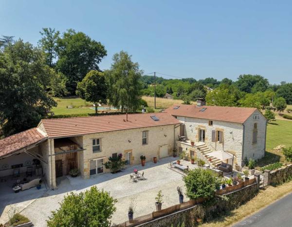 Maison ancienne - Gourdon EXCLUSIVITE - SECTEUR CAZALS - Charme et authenticité pour cet ancien Corps de Ferme Quercynois restauré sur 2251 m² arborés avec piscine